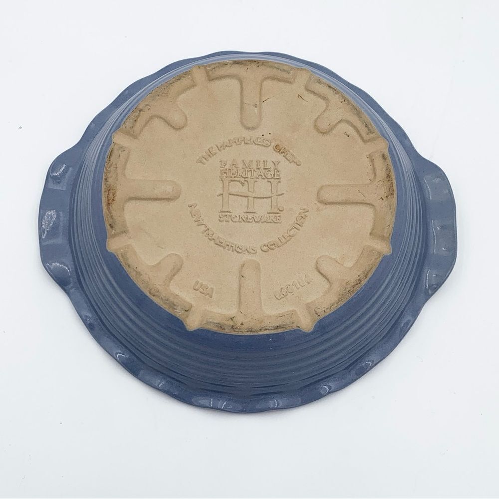 Pampered Chef Family Heritage Blue and Tan Stoneware Pie Dish county blue